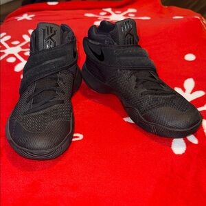 Nike Kyrie 2s Mens Basketball shoes